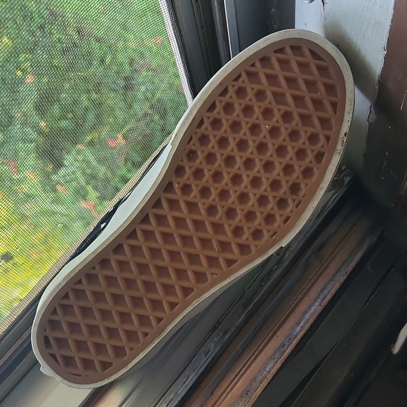 Van's Women's size 5.5. Brand new. Black with white polka dots. Worn 3times. - Picture 5 of 11